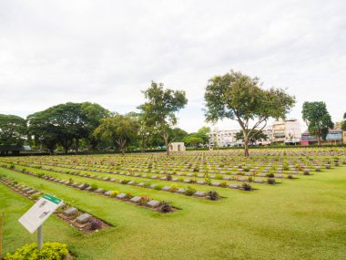 Kanchanaburi, Tayland - Ağustos, 2015: Kanchanaburi savaş Mezarlığı'nda Tayland, mezarlık için asker ve esir Kwai Nehri Köprüsü