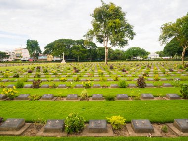 Kanchanaburi, Tayland - Ağustos, 2015: Kanchanaburi savaş Mezarlığı'nda Tayland, mezarlık için asker ve esir Kwai Nehri Köprüsü