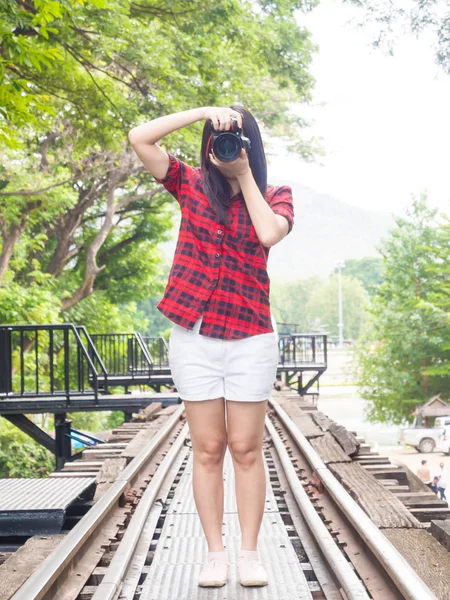 Feliz asiático mujer en vacaciones fotografiando con un dslr cámara — Foto de Stock