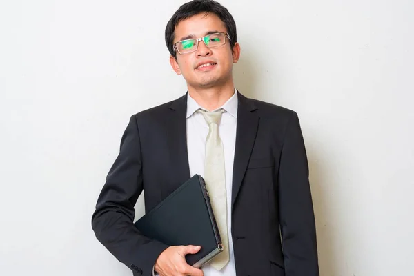 Portrét jistý podnikatel přenášení notebooku — Stock fotografie