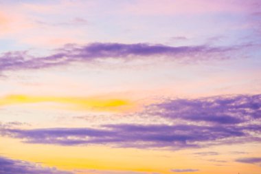 Renkli görkemli alacakaranlık günbatımı gökyüzü