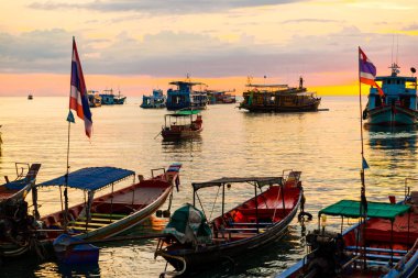 Geleneksel ahşap txi teknede Kao Tao pier günbatımı