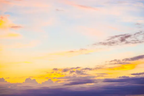 Farbenfroher majestätischer Abendhimmel bei Sonnenuntergang — Stockfoto