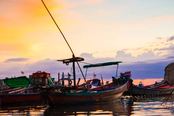 Houten visserij boot op strand zand zonsondergang — Stockfoto