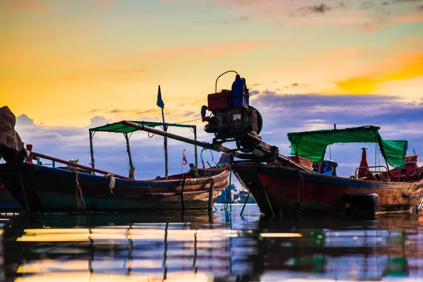 Dřevěná rybolovu lodí na pláž sunset — Stock fotografie