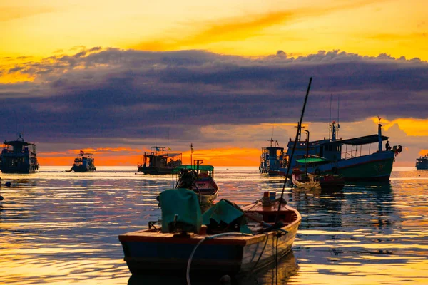 Barco de pesca de madeira na praia de areia por do sol — Fotografia de Stock