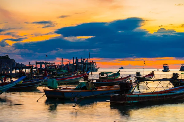 Barco pesquero de madera en playa de arena puesta de sol — Foto de Stock