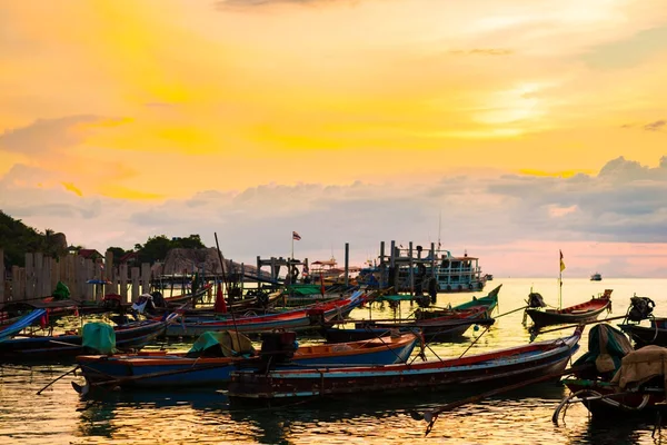 Traditionele houten txi boot op Kao Tao pier zonsondergang — Stockfoto