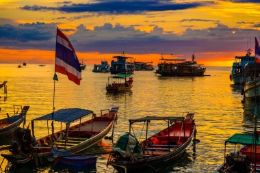 Geleneksel ahşap tekne, sakin Kao Tao iskele üzerinden günbatımı ben