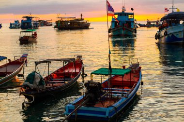 Geleneksel ahşap txi teknede Kao Tao pier günbatımı
