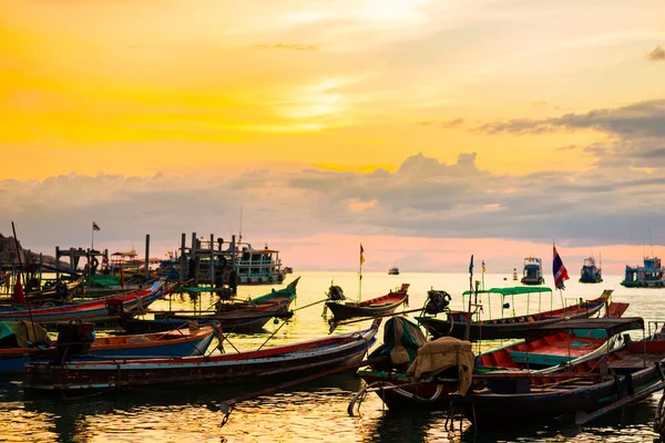 Tradiční dřevěné txi loď na Kao Tao pier sunset — Stock fotografie