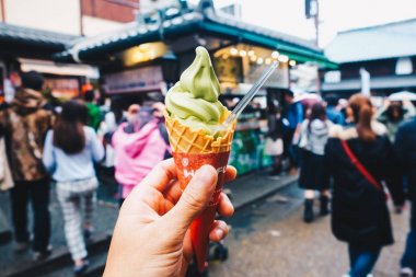 Japon matcha yeşil çay dondurma insanlar ile el arka plan