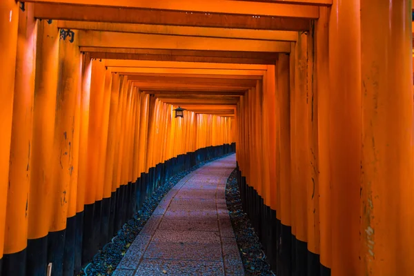 Kırmızı Tori Gate Fushimi Inari tapınak boş yol Kyoto — Stok fotoğraf