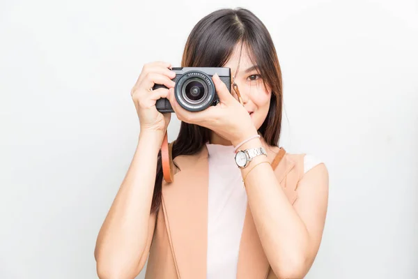 Portrait de jeune femme asiatique prenant des photos sur le dos blanc — Photo