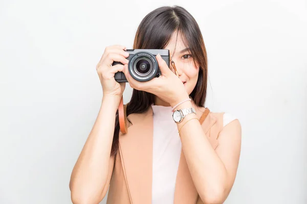 Retrato de mujer joven asiática tomando fotos en el respaldo blanco —  Fotos de Stock