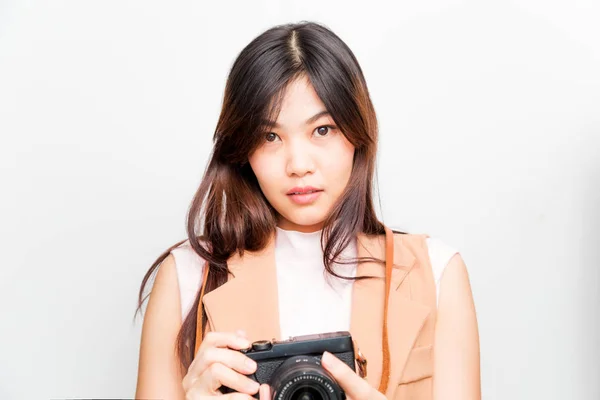 Πορτρέτο της Ασίας νεαρή γυναίκα λαμβάνοντας εικόνες σχετικά με το λευκό backg — Φωτογραφία Αρχείου