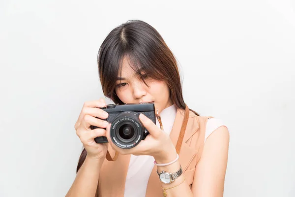 Retrato de mujer joven asiática tomando fotos en el respaldo blanco —  Fotos de Stock