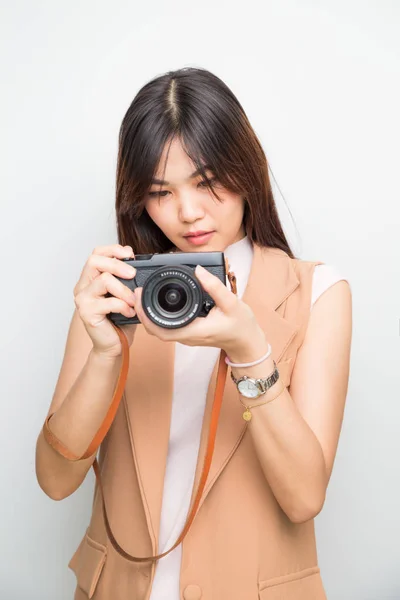Портрет азиатской молодой женщины, фотографирующей на белом фоне — стоковое фото
