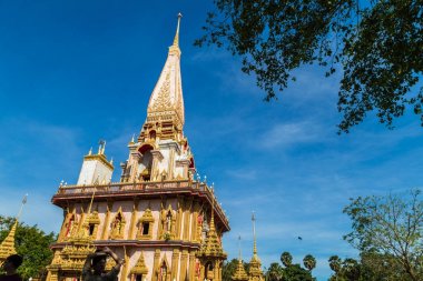 Pagoda adlı Wat Chalong veya Chalong Tapınağı mavi gökyüzü arka plan