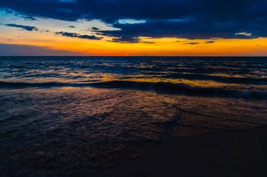 Günbatımı deniz plaj dalga sahne üzerinde