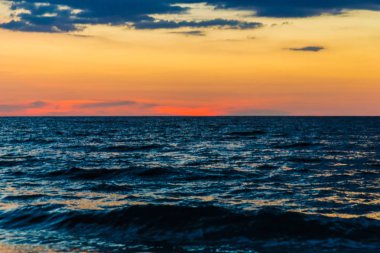 Günbatımı deniz plaj dalga sahne üzerinde