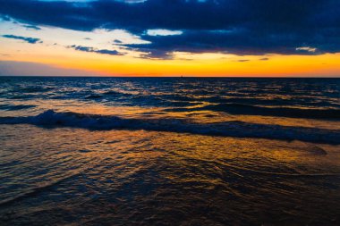 Günbatımı deniz plaj dalga sahne üzerinde