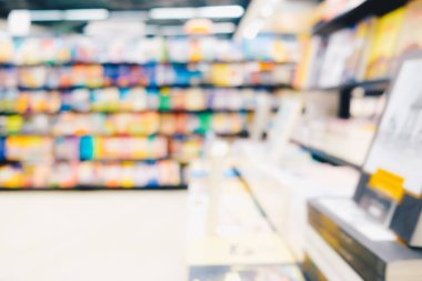 Arka plan bulanık raflardan kitap deposunda