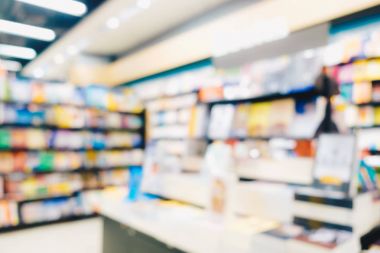 Bulanık bookshelf arka planda kitap mağazaları