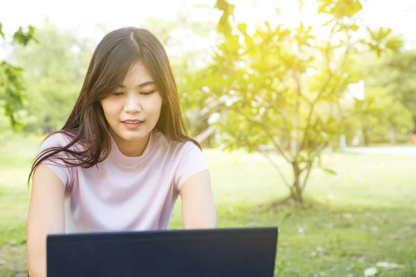 Kadınların rahat laptop internet iş tarama için kullanın. — Stok fotoğraf