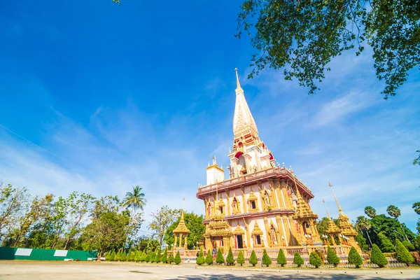 Pagoda en Wat Chalong o Chalong templo azul cielo fondo — Foto de Stock