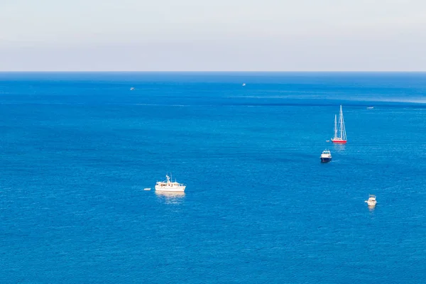 Яхта роскошный парусный парк на голубом океане — стоковое фото