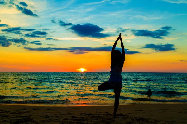 Silhouette woman with yoga posture on the sea beach — Stock Photo, Image