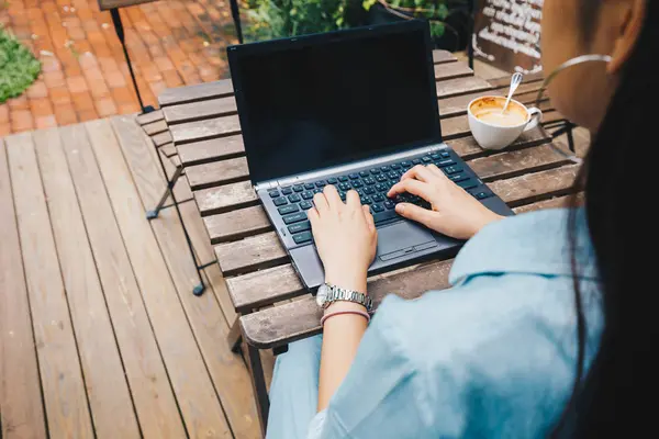 Femeile Tastând Computerul Laptopului Timp Stăteau Cafenea Împușcate Din Partea — Fotografie, imagine de stoc