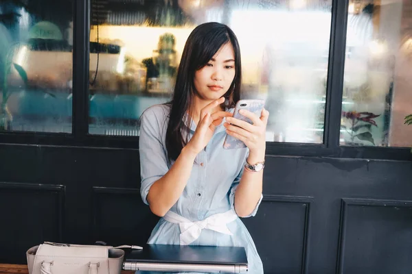 Vrouwen SMS op mobiel in vintage café — Stockfoto