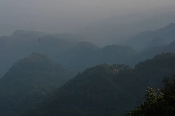 山景日落剪影层 — 图库照片