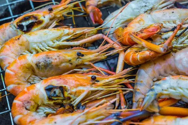 Leckere Meeresfrüchte-Garnelen auf Grill mit Flammen — Stockfoto
