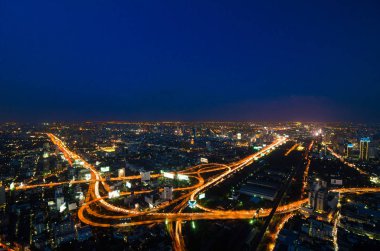 Şehir gece trafik kavşak Merkezi ile