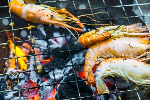 Delicious seafood prawn on grill with flames — Stock Photo, Image