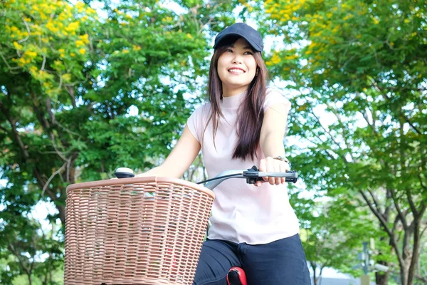 Mulheres saudáveis com bicicleta no parque público verde — Fotografia de Stock