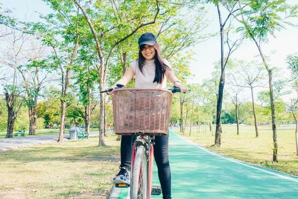 Mulheres saudáveis com bicicleta no parque público verde — Fotografia de Stock