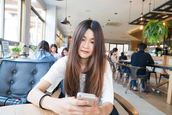 Student Women Use Smartphone Coffee Library University — Stock Photo, Image