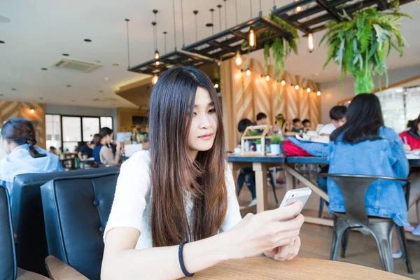 Student Vrouwen Smartphone Gebruiken Koffie Bibliotheek Van Universiteit — Stockfoto