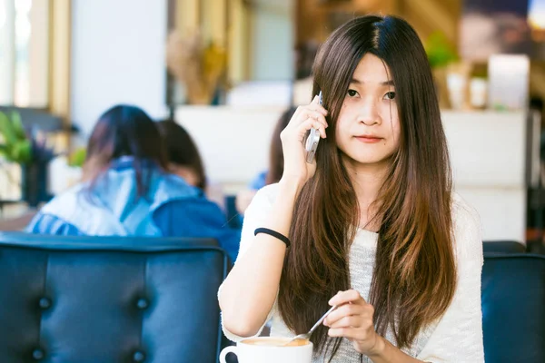 Student Vrouwen Smartphone Gebruiken Koffie Bibliotheek Van Universiteit — Stockfoto
