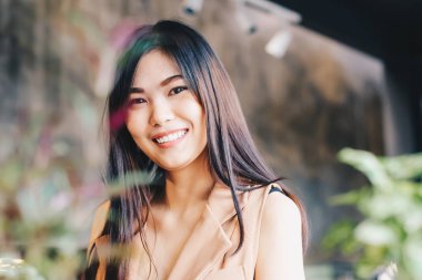 Seksi kadın portre modern restoran kameraya bakarak bir yemek için bekleyen güzel kadınların, yakın çekim