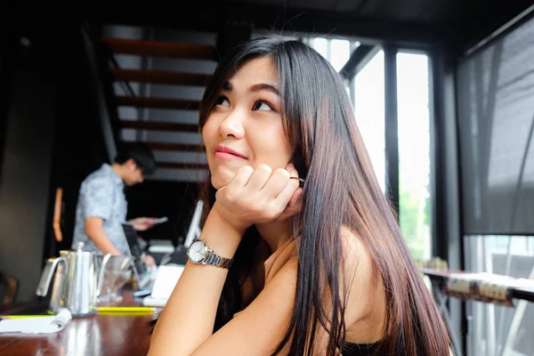 坐在阁楼咖啡馆里的亚洲女性微笑肖像 — 图库照片