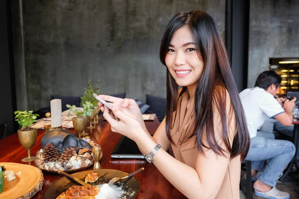 Portrait Smiling Asian Women Sitting Loft Cafe Business Fashion Women — Stock Photo, Image