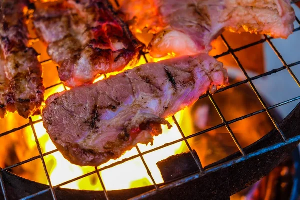 Marha Steak Grillezve Tűz Láng Grill Ételekkel — Stock Fotó