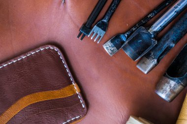 DIY deri bifold cüzdan el sanatları ile aracı nesne üzerinde kahverengi deri arka plan