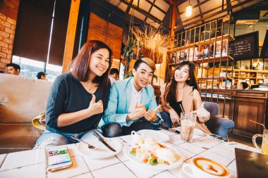 Grup üç iş adamları çalışma, Laptop ve Smartphone içinde kafe, Coworking kavramı
