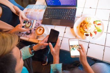 Grup üç iş adamları çalışma, Laptop ve Smartphone içinde kafe, Coworking kavramı